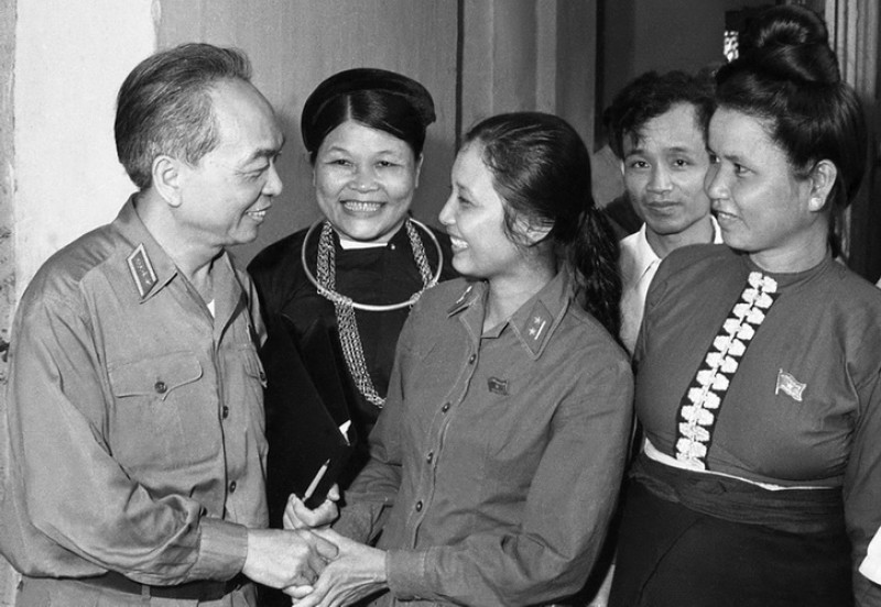 Đại tướng Võ Nguyên Giáp thăm hỏi các nữ Đại biểu Quốc hội vào ngày 4-6-1975. 