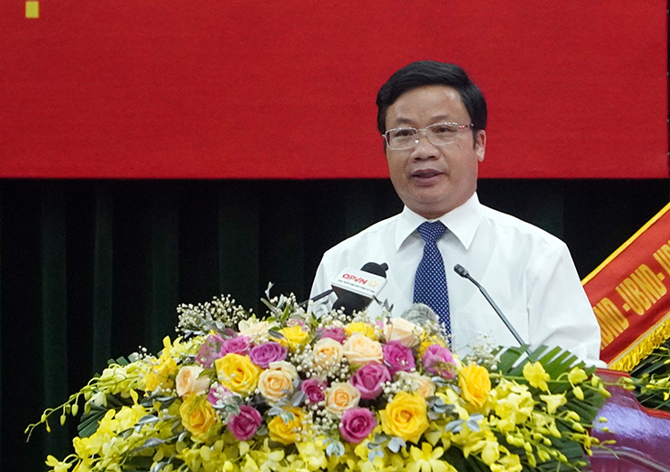 Đồng chí Cao Văn Định, Ủy viên Ban Thường vụ, Trưởng ban Tuyên giáo Tỉnh ủy tham luận tại hội thảo.