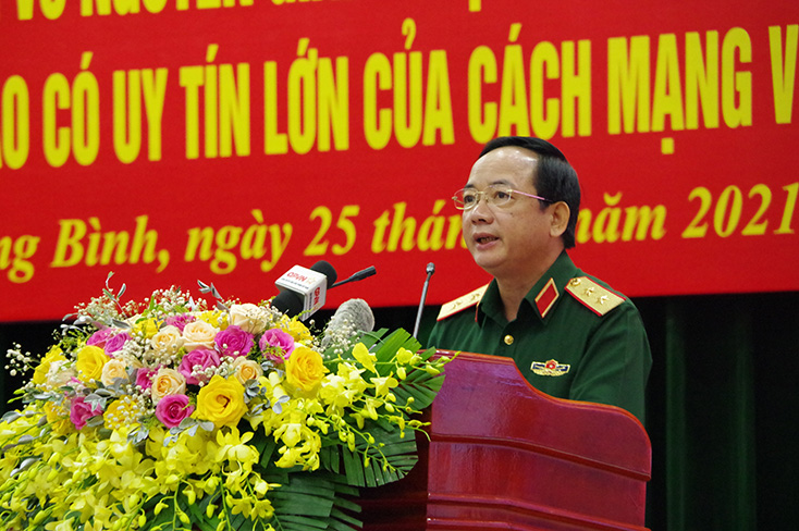Trung tướng Trịnh Văn Quyết, Ủy viên Trung ương Đảng, Phó chủ nhiệm Tổng cục Chính trị, Phó trưởng Ban Chỉ đạo hội thảo phát biểu tại hội thảo. 