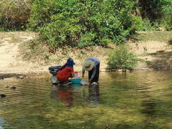Nhiều hộ dân bản Km14 phải đến bản Khe Sung để tắm giặt, nhưng nước ở đây cũng bị ô nhiễm