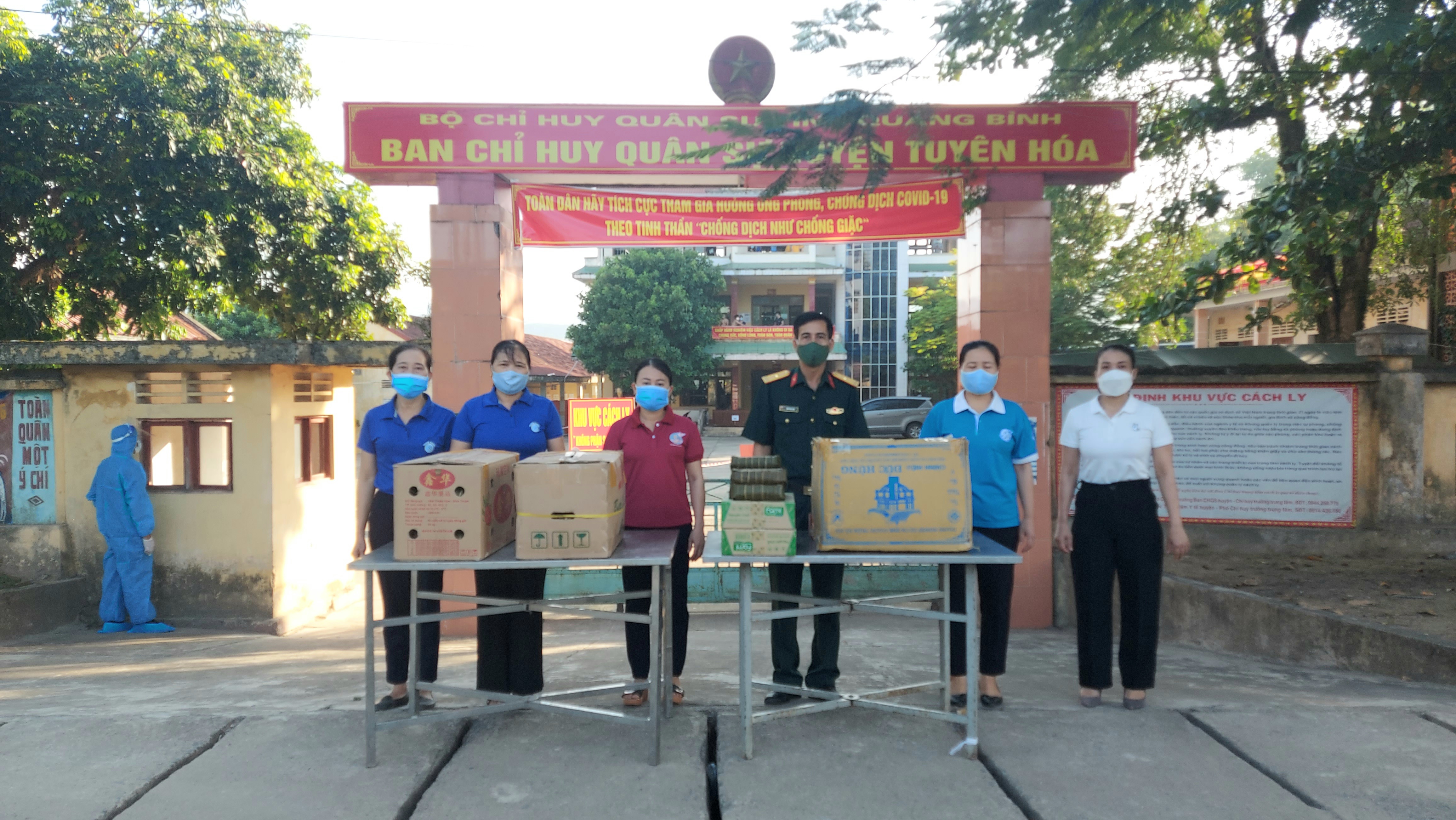 CLB Thể dục nhiệp điệu thôn Uyên Phong, xã Châu Hóa trao 233 cái bánh chưng, bánh chày cho khu cách ly tập trung huyện Tuyên Hóa