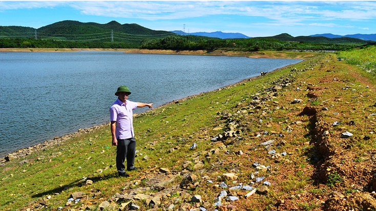 Mái thượng lưu gia cố bằng đá lát khan của hồ Trung Thuần (xã Quảng Thạch, huyện Quảng Trạch) đã bị xói lở, cần được nâng cấp, sửa chữa.