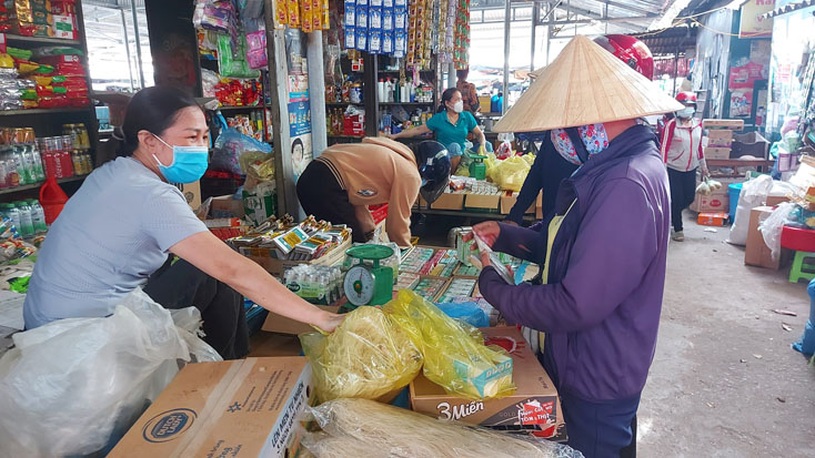 Tại chợ Hoàn Lão (Bố Trạch), người dân đổ xô mua hàng hóa dữ trữ, bất chấp khuyến cáo của cơ quan chức năng và chính quyền địa phương.