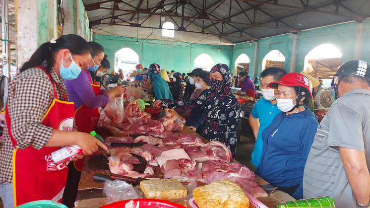 Người dân chen lấn mua hàng hóa thiết yếu, đặc biệt là hàng thịt bò và thịt lợn