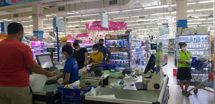 Tối 24 và sáng 25-8, tại siêu thị Co.opmart Quảng Bình, khách đến mua hàng tại siêu thị tăng đáng kể.