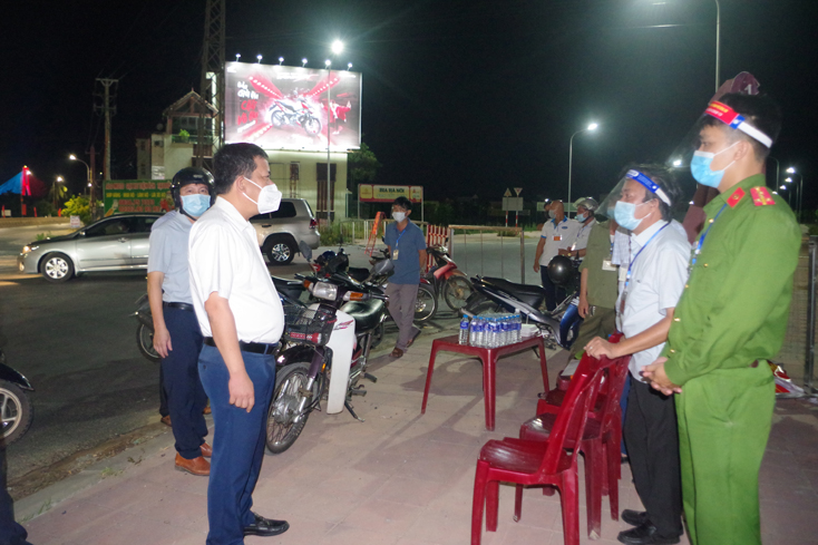 Đồng chí Bí thư Thành ủy Đồng Hới Trần Phong kiểm tra công tác thiết lập vùng cách ly xã hội ở phường Phú Hải