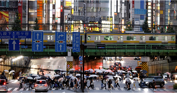  Người dân Nhật Bản đi lại trên đường phố Tokyo ngày 14-8 - Ảnh: Reuters