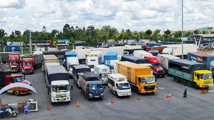 Hàng trăm phương tiện vận chuyển hàng hóa thiết yếu, xe container vận chuyển hàng xuất, nhập khẩu bị ùn ứ tại Bến xe khách trung tâm TP Cần Thơ.