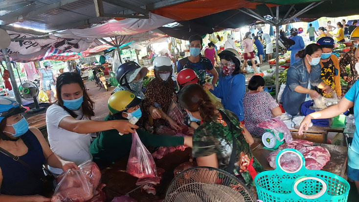 Từ tờ mờ sáng, người dân đã chen lấn mua hàng tại chợ Bắc Lý.