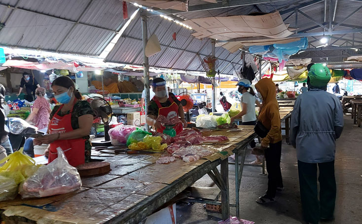 Du mới sáng sớm nhưng hầu hết các quầy hàng thịt bò, thịt lợn ở một số chợ truyền thống trên địa bàn T.P Đồng Hới đều đã hết hàng.