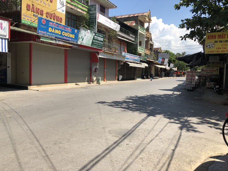 Nhiều tuyến đường tại thị trấn Kiến Giang, huyện Lệ Thủy vắng người qua lại trong ngày đầu giãn cách