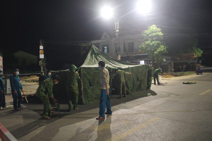 Lực lượng tham gia lập các chốt trực tại các tuyến đường trên địa bàn thành phố trong đêm.