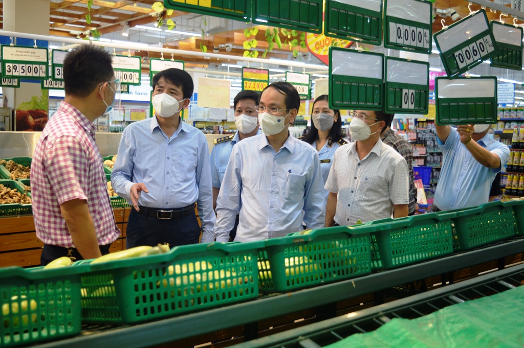 Đồng chí Phan Mạnh Hùng, Phó Chủ tịch UBND tỉnh kiểm tra tình hình cung ứng hàng hóa tại siêu thị Co.op mart Quảng Bình