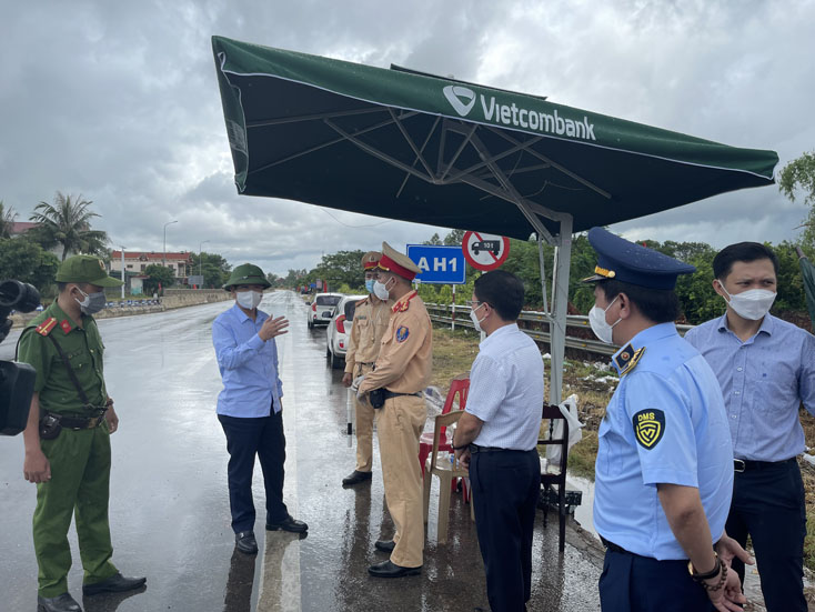 Đoàn cũng đã đến kiểm tra các chốt kiểm soát phòng, chống dịch tại cửa ngõ phí Bắc. TP. Đồng Hới.