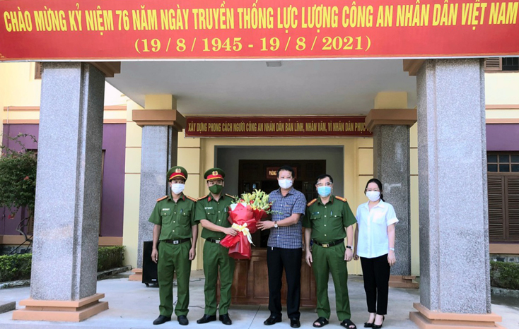 Đại diện lãnh đạo huyện Bố Trạch tặng hoa chúc mừng và thưởng nóng cho lực lượng Công an huyện.