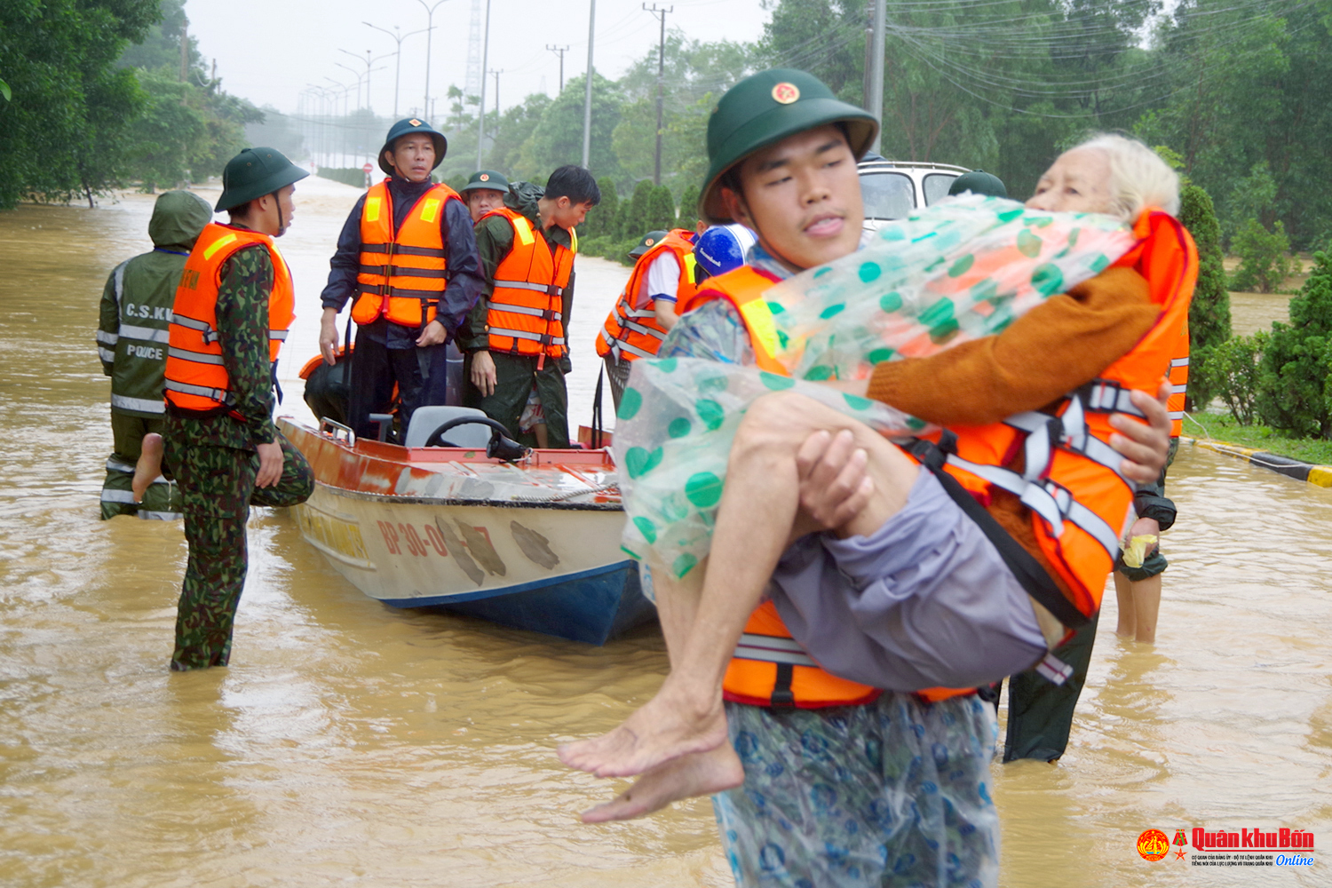 Cán bộ, chiến sĩ Lực lượng vũ trang Quân khu 4 cứu dân trong mưa lũ.