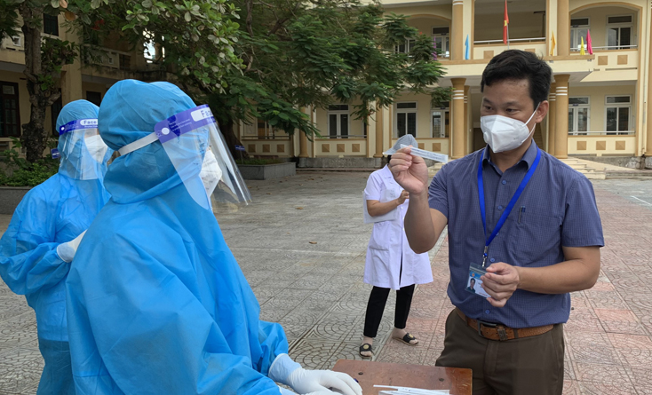 Đoàn công tác của Viện Pasteur Nha Trang hướng dẫn làm test nhanh.