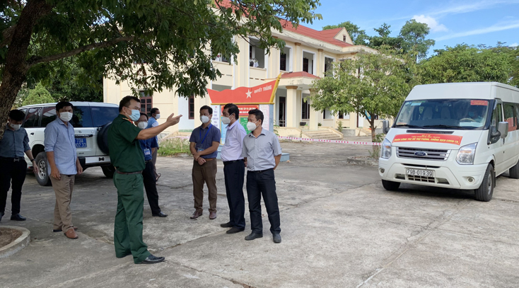 Đoàn công tác của Viện Pasteur Nha Trang kiểm tra hoạt động thực địa tại khu cách ly tập trung Trường Quân sự tỉnh. 