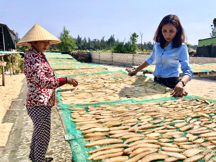 Xưởng sản xuất và thu mua khoai gieo Như Mận của chị Trương Thị Nhài ở xã Hải Ninh (Quảng Ninh) đã giúp đỡ được nhiều chị em phụ nữ nghèo, khó khăn có việc làm và thu nhập ổn định.