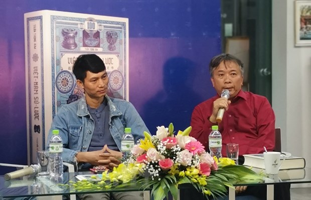  Nhà báo Kiều Mai Sơn (trái) và nhà báo Yên Ba trong một cuộc tọa đàm. (Ảnh: Minh Thu/Vietnam+)