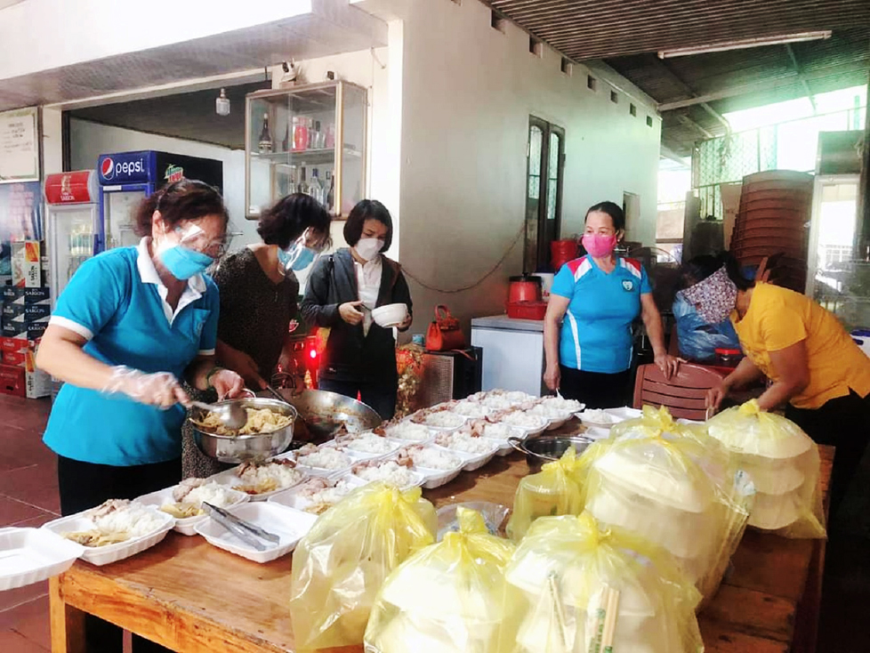 Hội viên Hội LHPN phường Đồng Sơn nấu ăn phục vụ các chốt phong tỏa.