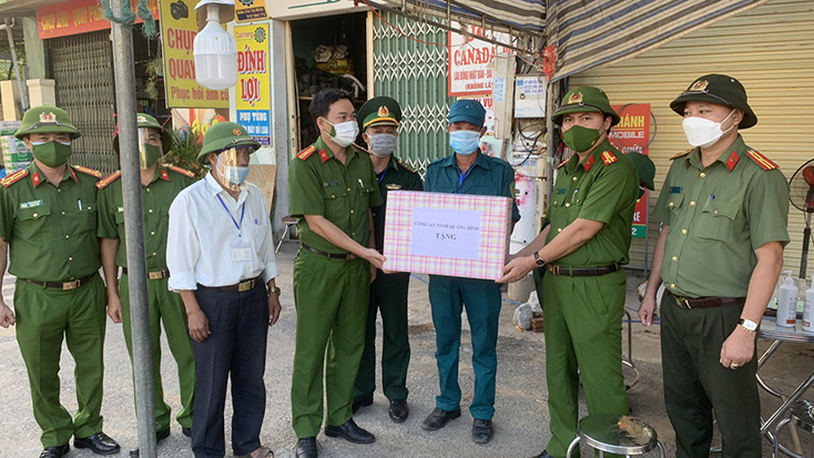 Đoàn công tác động viên, giao nhiệm vụ cho lực lượng làm nhiệm vụ tại điểm chốt phòng, chống dịch Covid-19 xã Quảng Phú, huyện Bố Trạch.