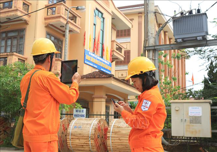 Nhân viên Công ty Điện lực Quảng Trị (Tổng Công ty Điện lực miền Trung) thu thập, cập nhật dữ liệu thông tin khách hàng dùng điện trên địa bàn TP. Đông Hà, tỉnh Quảng Trị. (Ảnh chụp năm 2020). Ảnh: Ngọc Hà/TTXVN.