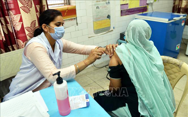 Nhân viên y tế tiêm vaccine phòng COVID-19 cho người dân tại New Delhi, Ấn Độ, ngày 15-5-2021. Ảnh: THX/TTXVN