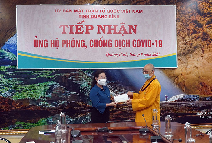 Hòa thượng Thích Tánh Nhiếp trao tiền ủng hộ đợt 1 cho Quỹ phòng chống Covid-19 tỉnh vào tháng 6-2021.