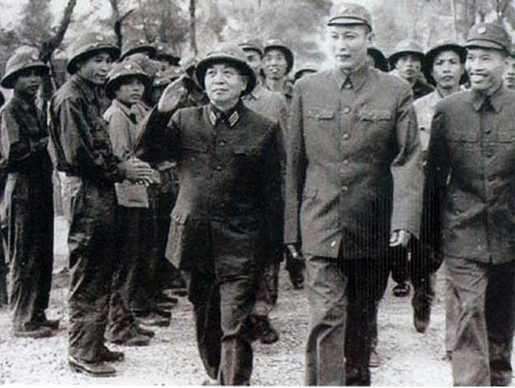 Đại tướng Võ Nguyên Giáp và Trung tướng Đồng Sỹ Nguyên trên đường Trường Sơn. Ảnh: Tư liệu.