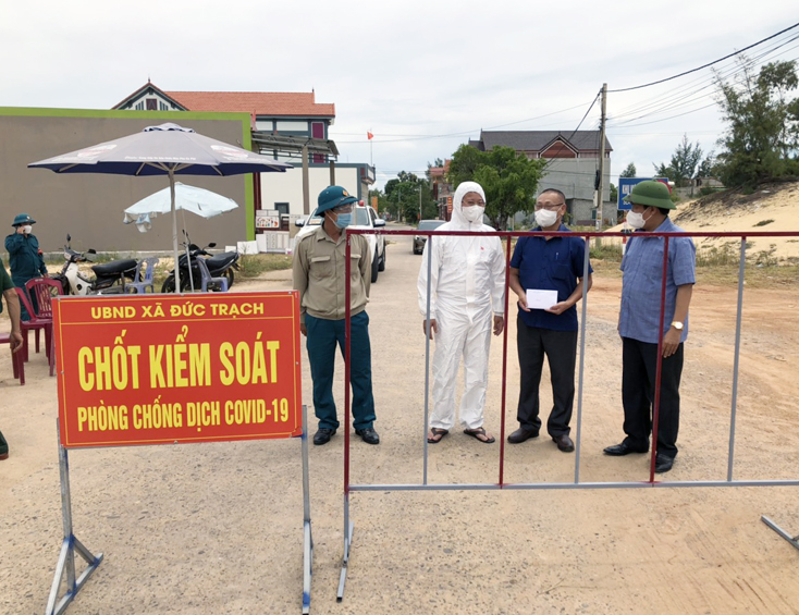 Lãnh đạo huyện Bố Trạch thăm, động viên và trao quà hỗ trợ tại điểm chốt của xã Đức Trạch.