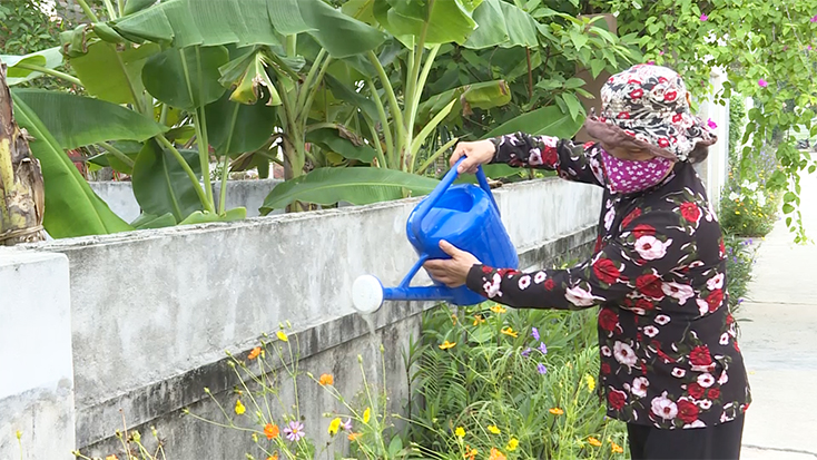 Những con đường hoa sạch đẹp do chị em phụ nữ trên địa bàn huyện Quảng Trạch triển khai.