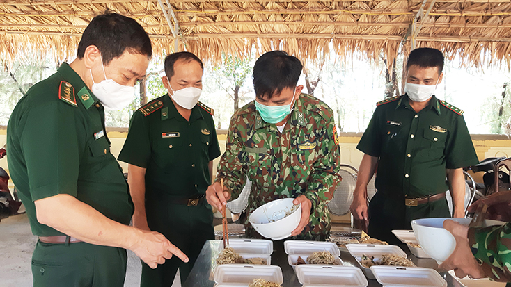 Đại tá Trịnh Thanh Bình, Chỉ huy trưởng Bộ Chỉ huy BĐBP tỉnh kiểm tra công tác bảo đảm tại khu cách ly do BĐBP tiếp nhận, quản lý.