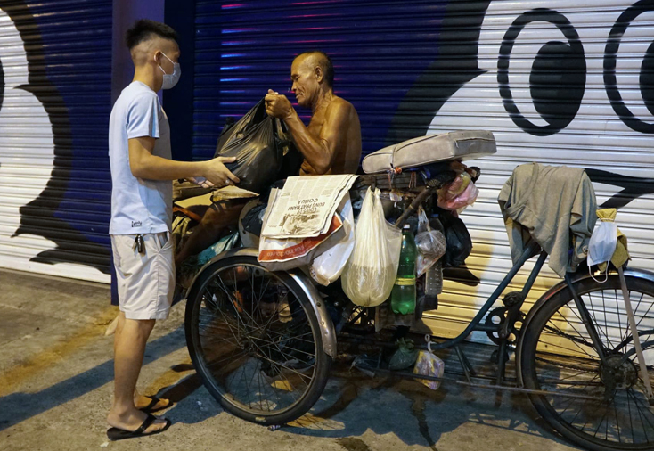 Ngoài chạy xe cấp cứu, Đặng Minh Trí còn tham gia cùng các nhóm thiện nguyện giúp đỡ người lang thang, cơ nhỡ 