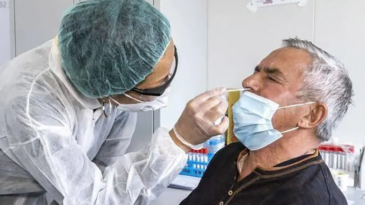 Kiểm tra nhằm phát hiện người mắc COVID-19 tại Pháp. (Ảnh: AFP)