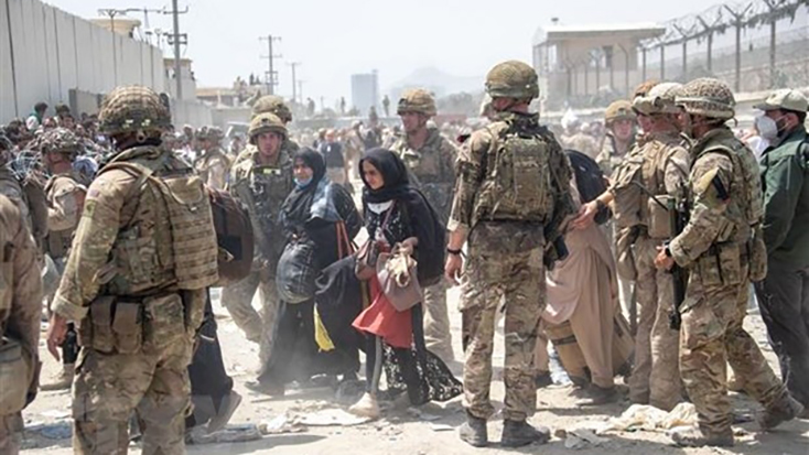 Binh sỹ Anh và Mỹ làm nhiệm vụ hỗ trợ sơ tán tại khu vực sân bay Kabul, Afghanistan. (Ảnh: AFP/TTXVN)