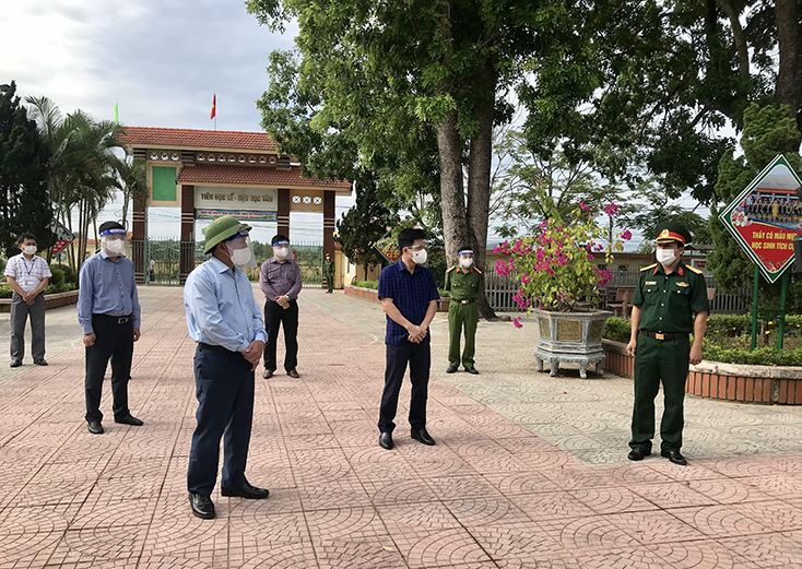 Đồng chí Phó Bí thư Thường trực Tỉnh ủy Trần Hải Châu kiểm tra KCLTT Trường Phổ thông Dân tộc nội trú huyện Lệ Thủy.