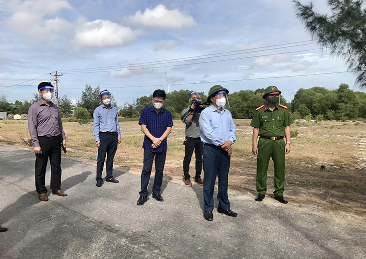 Đồng chí Phó Bí thư Thường trực Tỉnh ủy yêu cầu các lực lượng trực chốt tuyệt đối không lơ là, chủ quan, không cho người qua lại vùng bị phong tỏa.