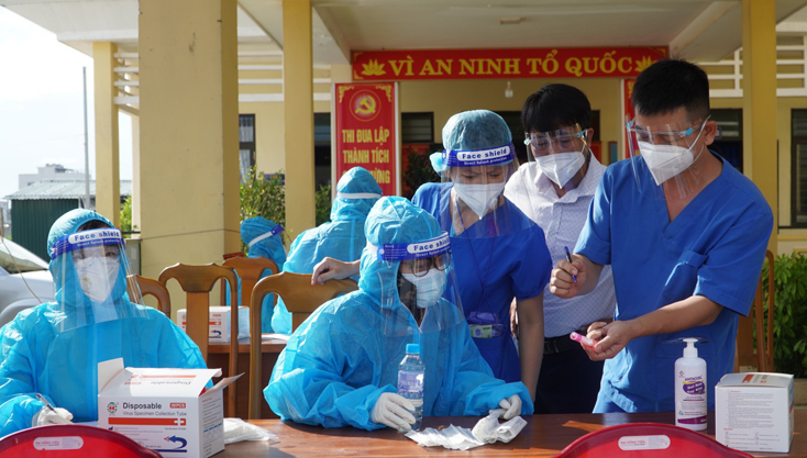 Trong 2 ngày 30 và 31-8, CDC Quảng Bình lấy mẫu xét nghiệm RT-PCR diện rộng cho người dân xã Quang phú và phường Hải Thành.