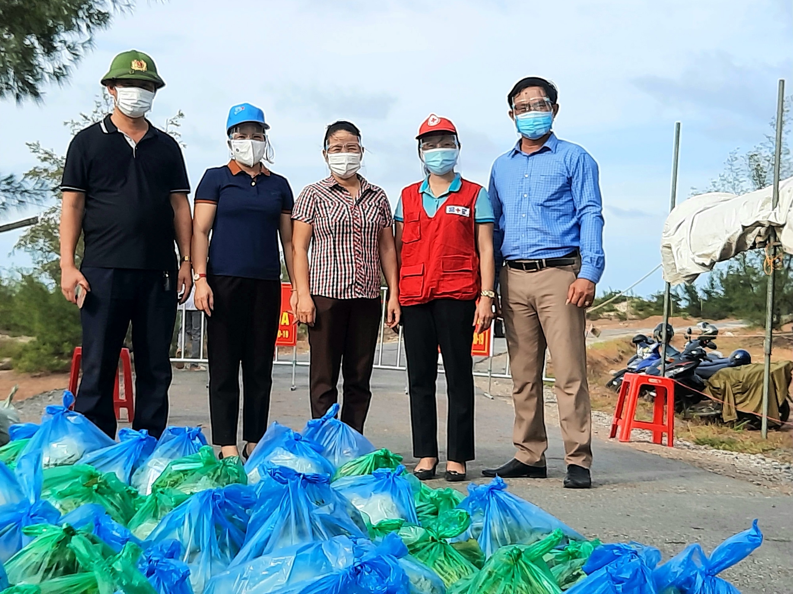 Trao quà miễn phí cho bà con trong vùng phong tỏa do dịch bệnh Covid-19 Ngư Thủy Bắc.