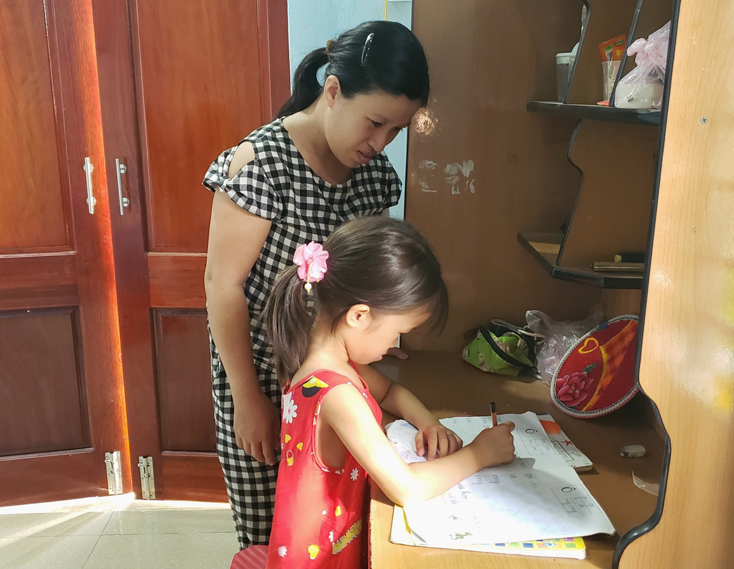  Mẹ con chị Võ Thị Lý ở thôn Xuân Lai, xã Xuân Thủy (Lệ Thủy) ổn định cuộc sống khi có ngôi nhà kiên cố.