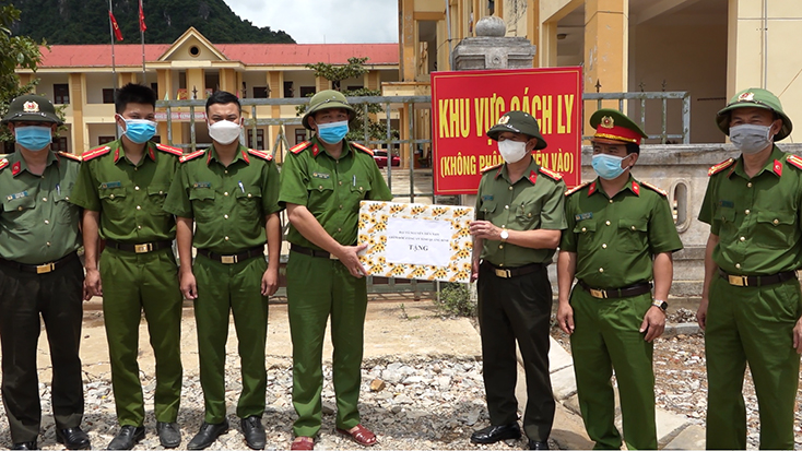 Đồng chí Giám đốc Công an tỉnh trao quà cho lực lượng làm nhiệm vụ tại khu cách ly tập trung ở huyện Minh Hóa.