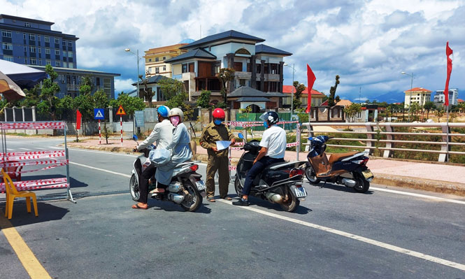 Việc đưa hàng hóa thiết yếu đến tận nhà cho người dân vẫn gặp trở ngại một phần do lưu thông giữa các chốt.