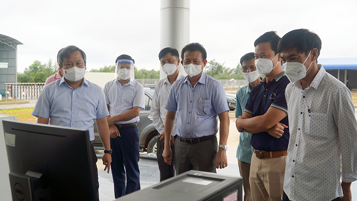 Đồng chí Bí thư Tỉnh ủy và đại diện Trung tâm Kiểm soát bệnh tật tỉnh Quảng Bình tiếp nhận máy xét nghiệm RT-CPR tại Công ty cổ phần chăn nuôi CP, Chi nhánh 2 tại Quảng Bình.  