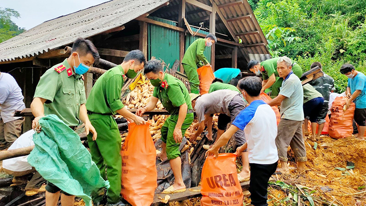 Công an huyện Na Hang (Tuyên Quang) hỗ trợ người dân thôn Khau Phiêng di dời tài sản, hoa màu. Ảnh: Nam Sương/TTXVN.