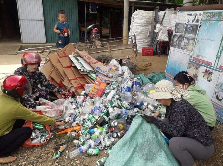 Mô hình “Thu gom phế liệu và rác thải nhựa giúp phụ nữ nghèo” thu hút đông đảo hội viên, phụ nữ huyện Minh Hóa tham gia.