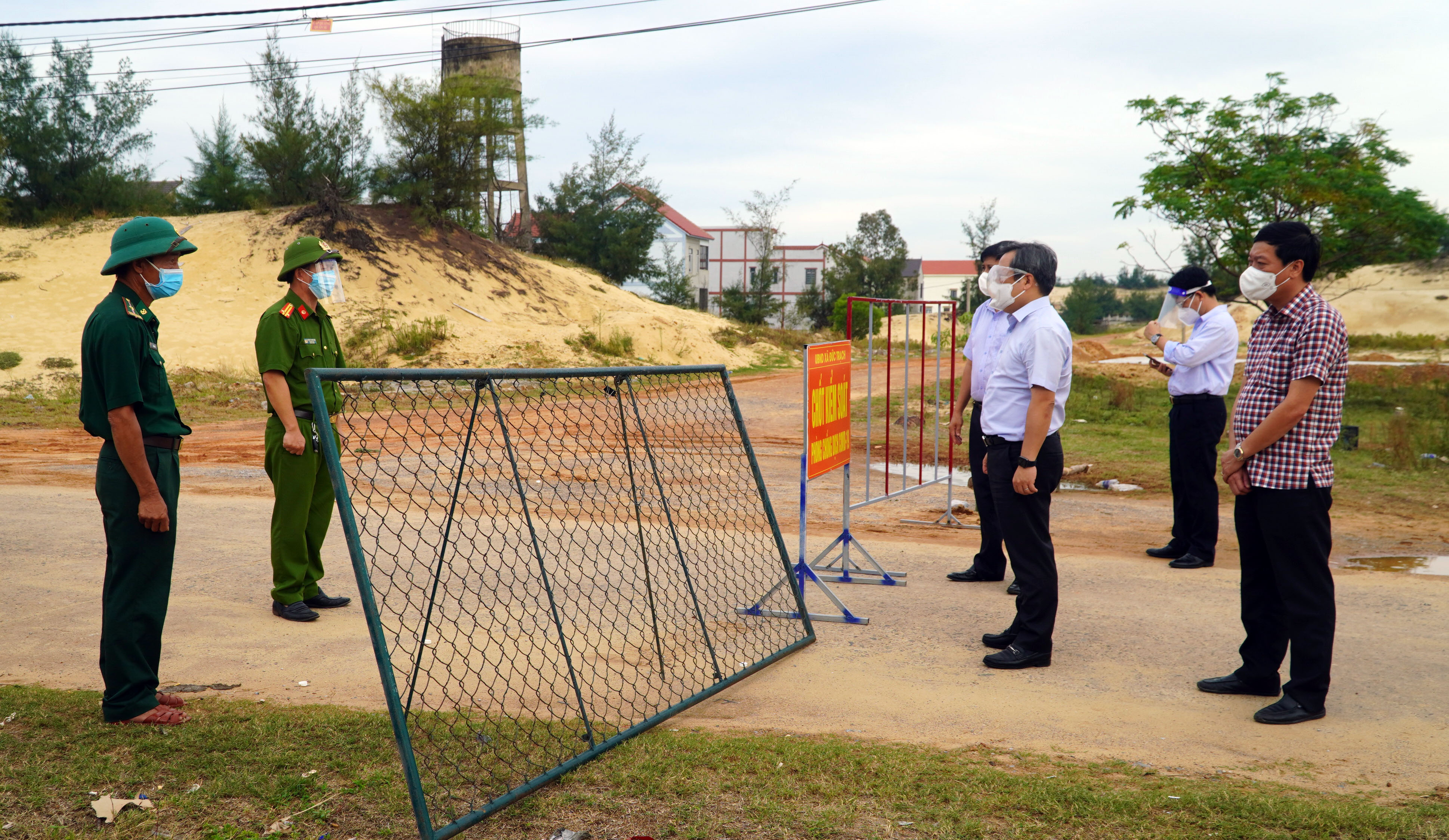 Đồng chí Bí thư Tỉnh ủy Vũ Đại Thắng kiểm tra công tác phòng chống dịch tại xã Đức Trạch.