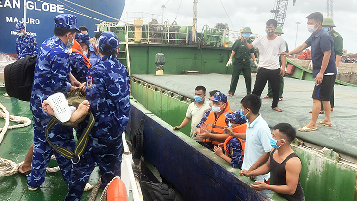 Bộ Tư lệnh Vùng Cảnh sát biển 1 cấp cứu thuyền viên gặp nạn trên biển Quảng Bình