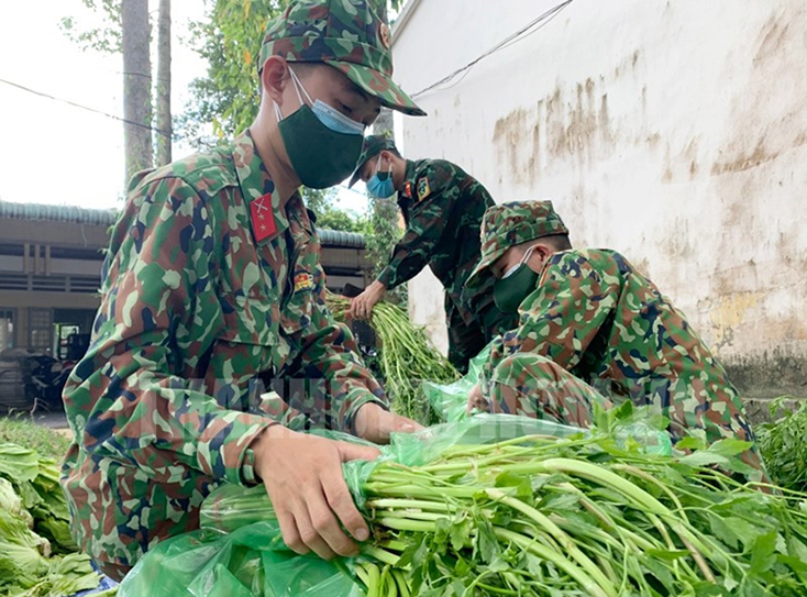 Xúc động hình ảnh chiến sĩ bộ đội giúp dân lúc khó khăn tại tâm dịch TP Hồ Chí Minh. (Ảnh: hcmcpv.org.vn) 