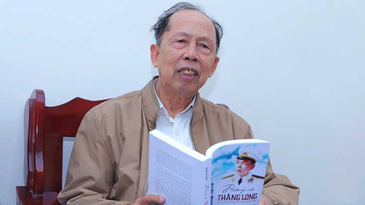 Nhà văn Nguyễn Thế Quang đang trao đổi với bạn đọc về cuốn tiểu thuyết “Đường về Thăng Long”